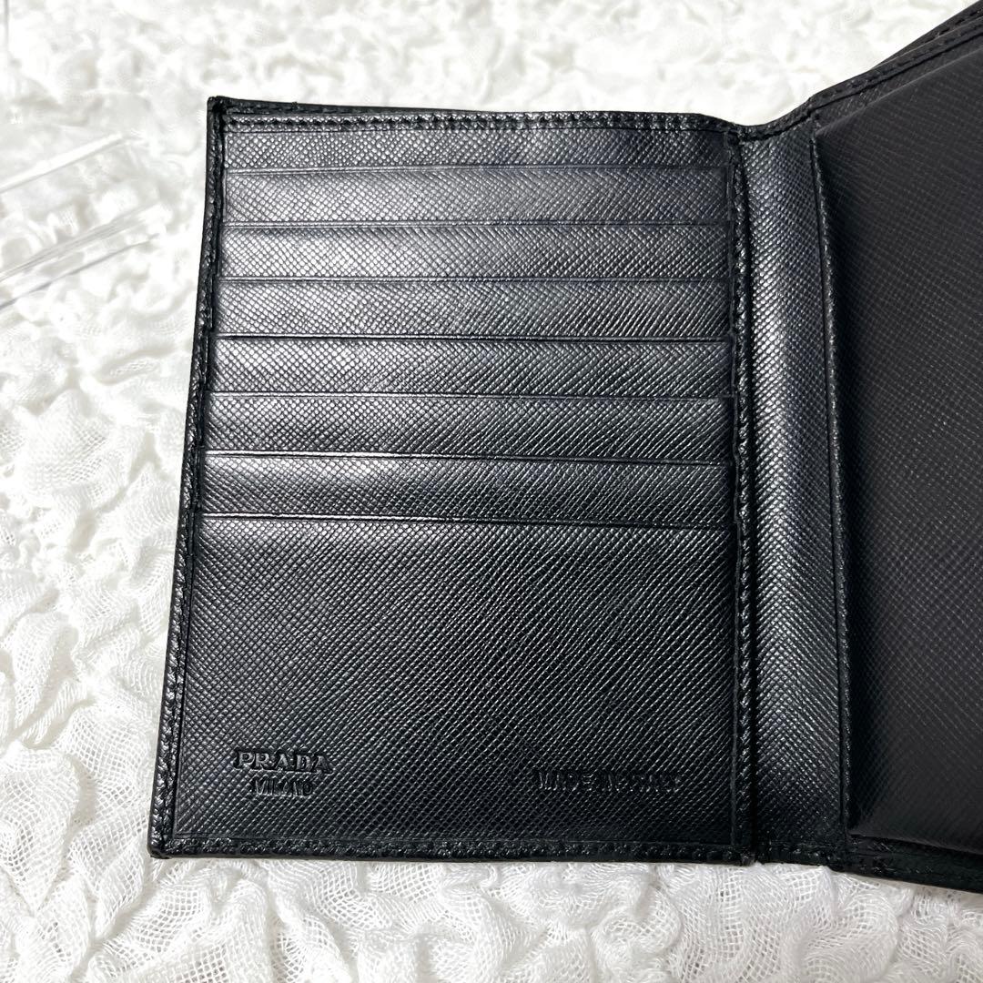 美品✨プラダ　三つ折り財布　サフィアーノ　レザー　三角ロゴ　プレート　ブラック
