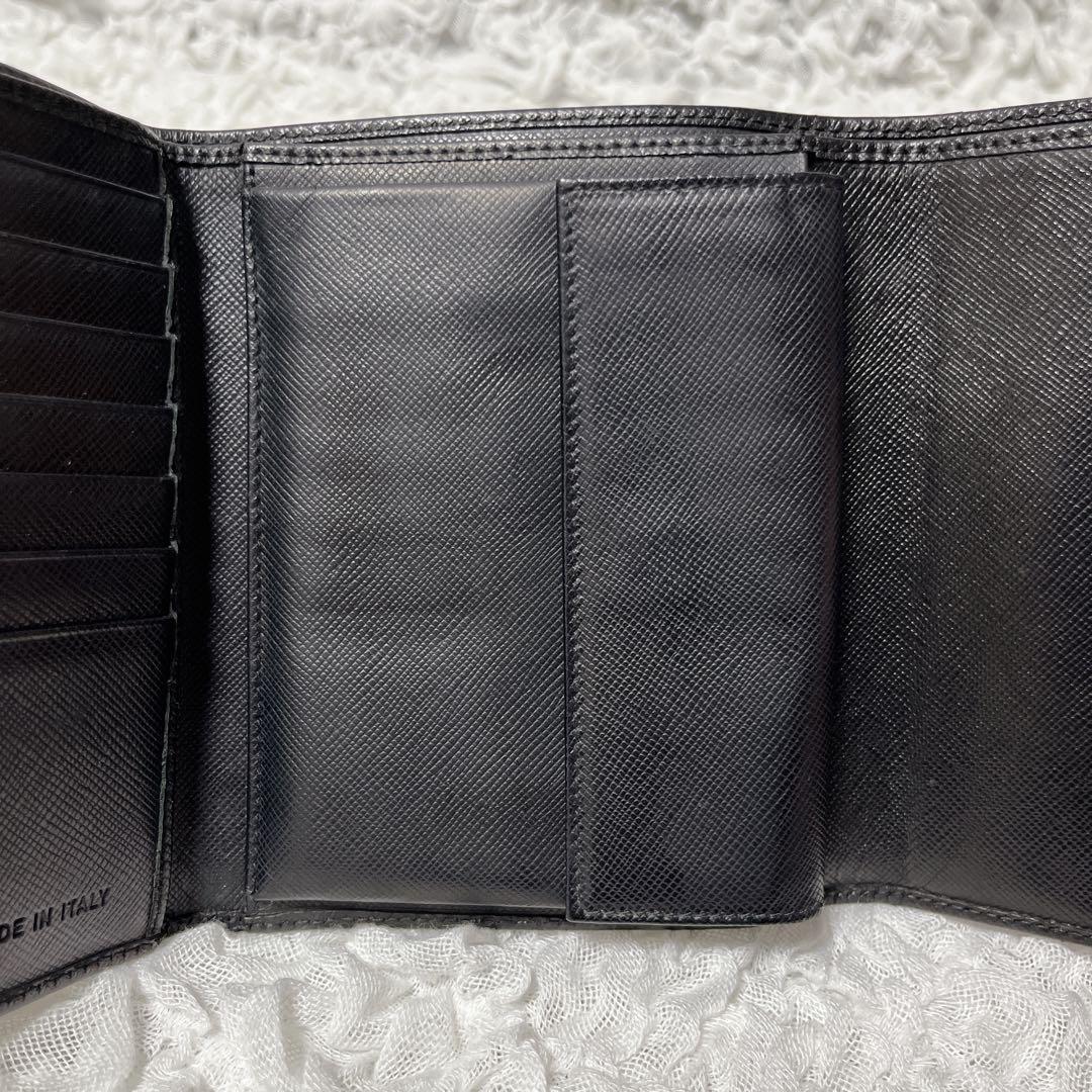 美品✨プラダ　三つ折り財布　サフィアーノ　レザー　三角ロゴ　プレート　ブラック