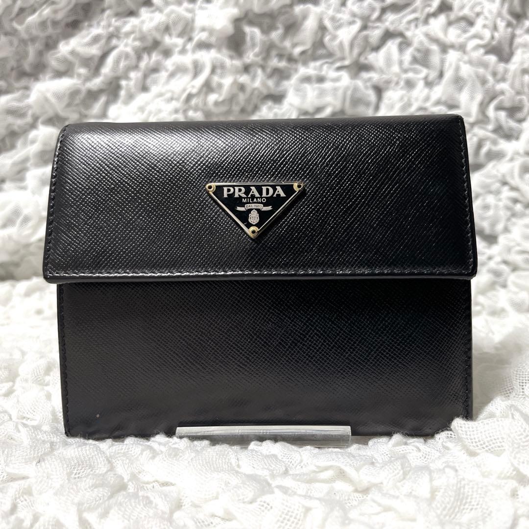 美品✨プラダ　三つ折り財布　サフィアーノ　レザー　三角ロゴ　プレート　ブラック