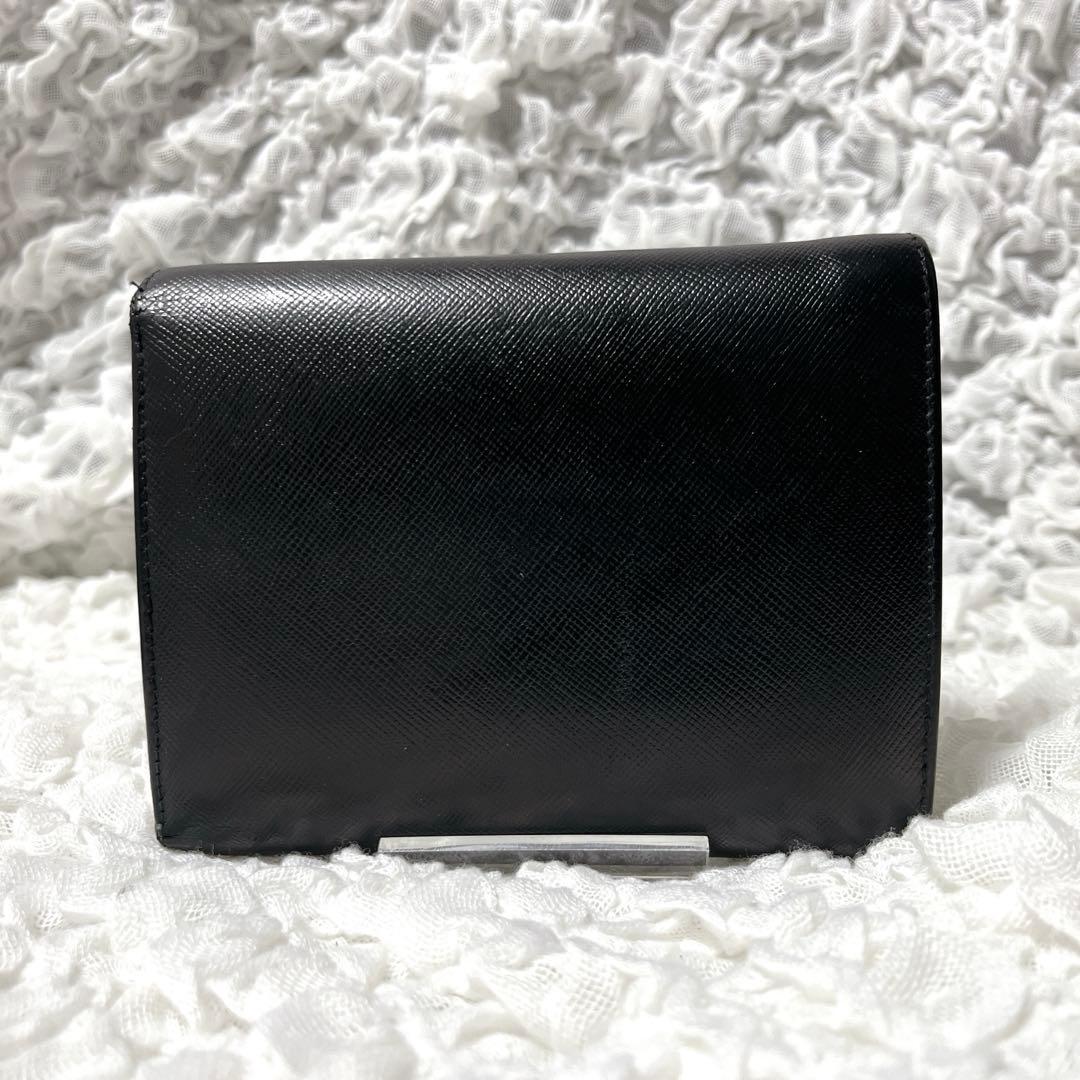 美品✨プラダ　三つ折り財布　サフィアーノ　レザー　三角ロゴ　プレート　ブラック