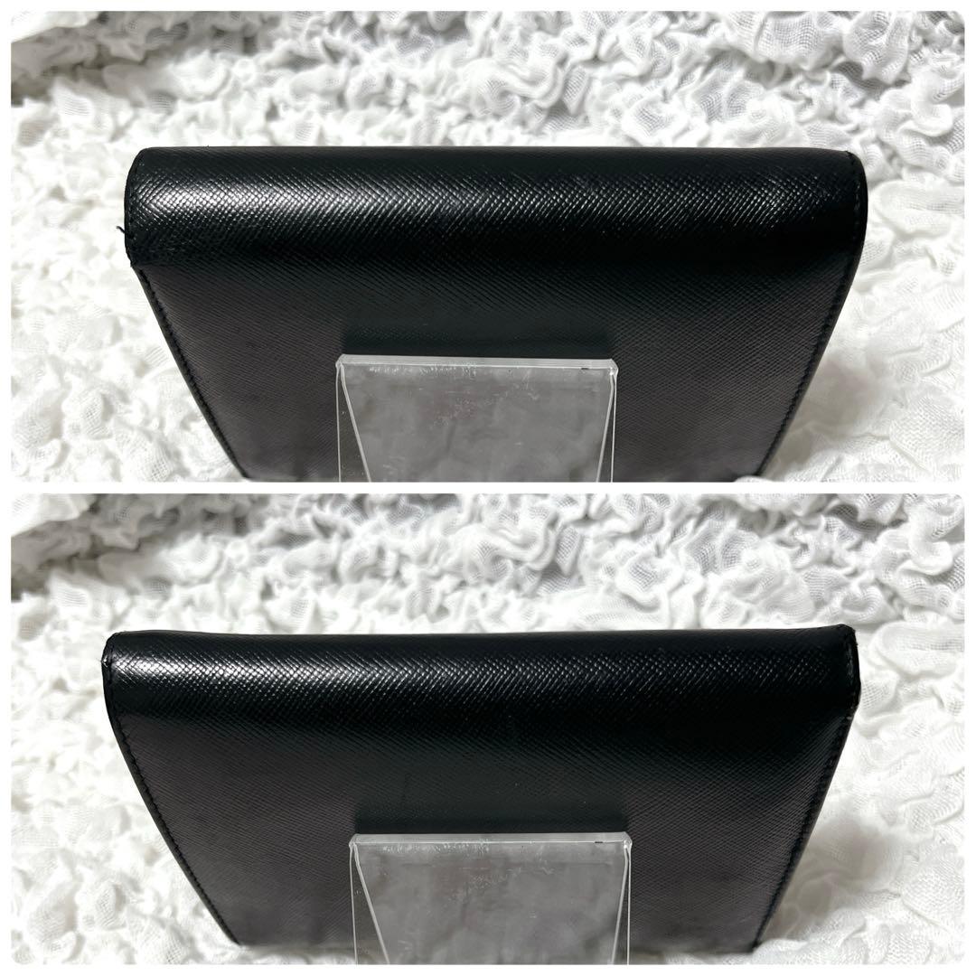 美品✨プラダ　三つ折り財布　サフィアーノ　レザー　三角ロゴ　プレート　ブラック