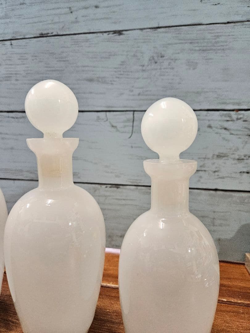 フランスアンティーク オパリンガラスの香水瓶 3本セット ボトル 蓋付き 花瓶