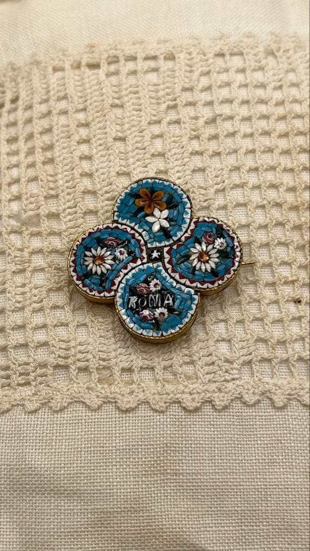まりちゃんイタリアヴィンテージ マイクロモザイクブローチROMA文字ブルー