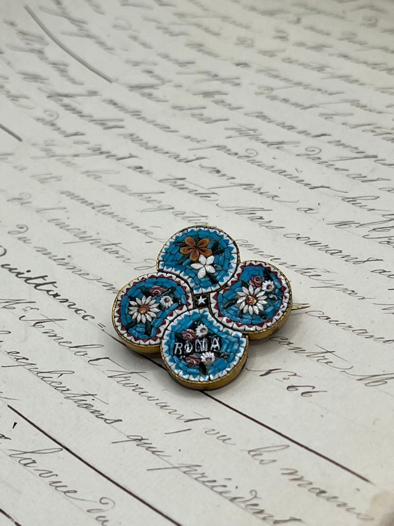 まりちゃんイタリアヴィンテージ マイクロモザイクブローチROMA文字ブルー