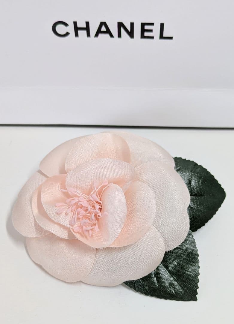 CHANEL シャネル　カメリアブローチ ピンク＆グリーン　箱付き