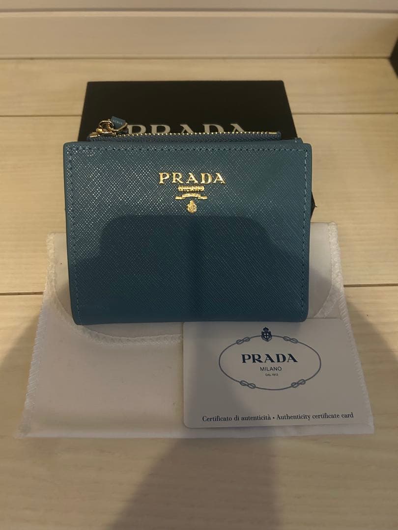 PRADA 二つ折り財布 ブルー