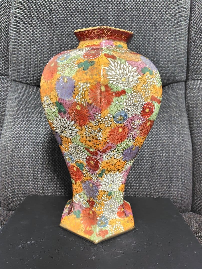 色絵金彩 花詰六角花瓶　薩摩　丸十字島津家家紋