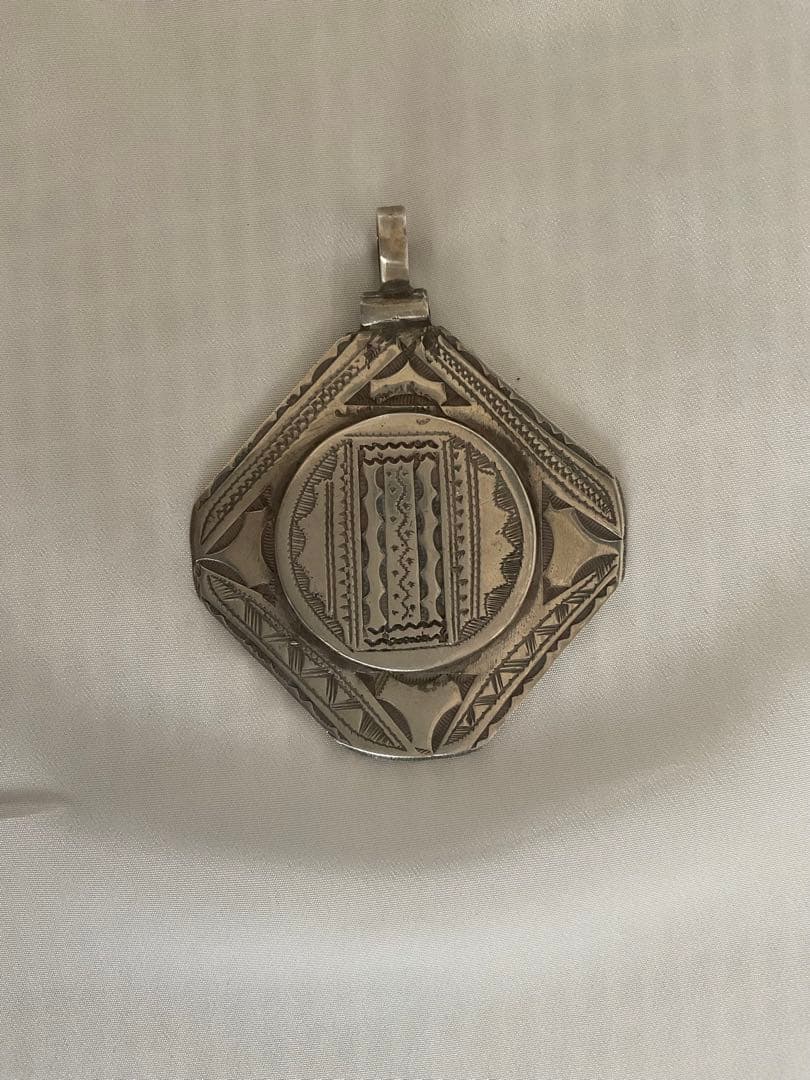 ☆ヴィンテージ！モロッコ「トゥアレグ族 銀細工」ペンダントヘッド/手彫り③