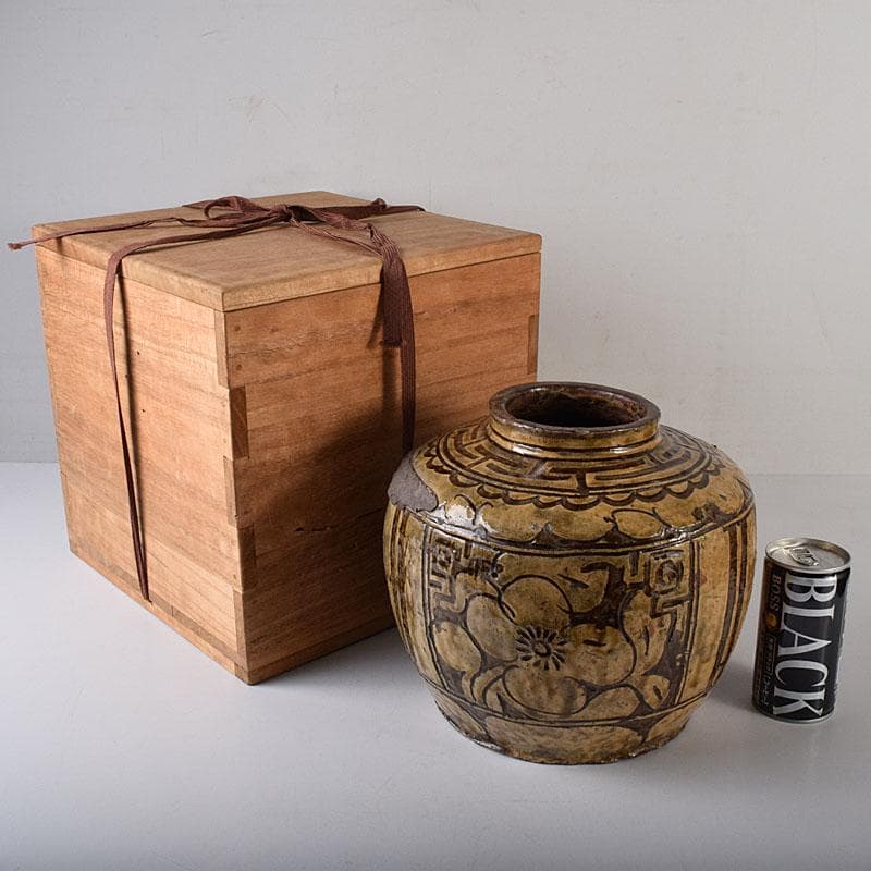 琉球陶器　壺屋焼　褐釉掻き落とし花文壺　時代箱　C　7752C