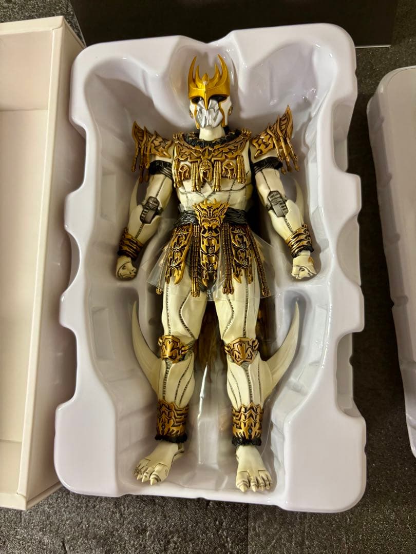 美品　仮面ライダークウガ アルティメットフォーム　ダグバ　真骨彫製法　フィギュア