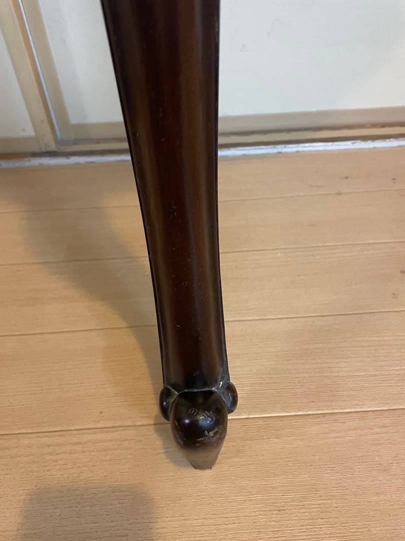 彫刻付き木製半月型テーブル