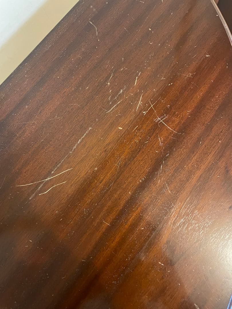 彫刻付き木製半月型テーブル