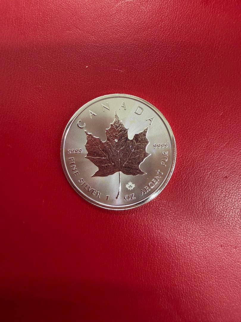 チャールズ3世5ドル銀貨とカナダメイプルリーフ銀貨セット