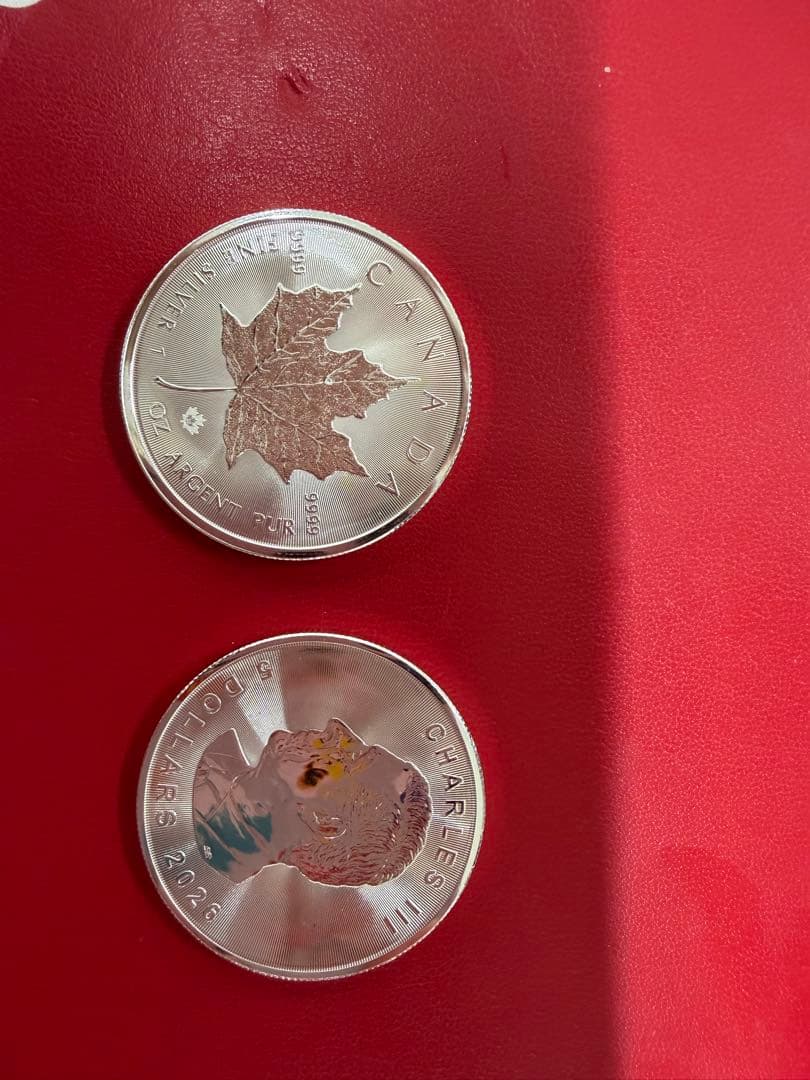 チャールズ3世5ドル銀貨とカナダメイプルリーフ銀貨セット