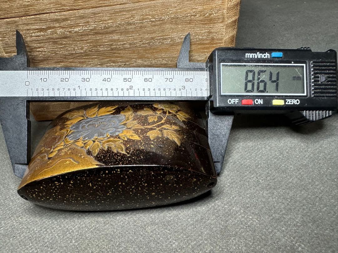 印籠　漆器　唐獅子牡丹　重箱 金色浮彫古美術品　骨董　アンティーク　彫刻 工芸品