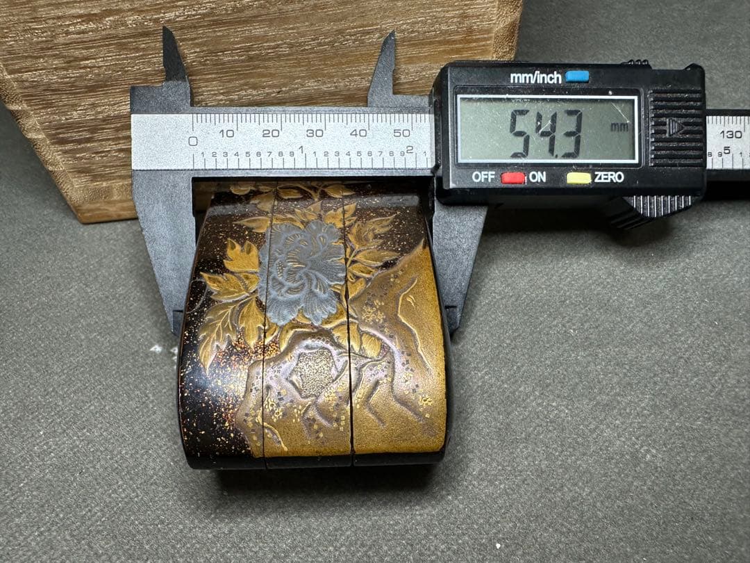 印籠　漆器　唐獅子牡丹　重箱 金色浮彫古美術品　骨董　アンティーク　彫刻 工芸品