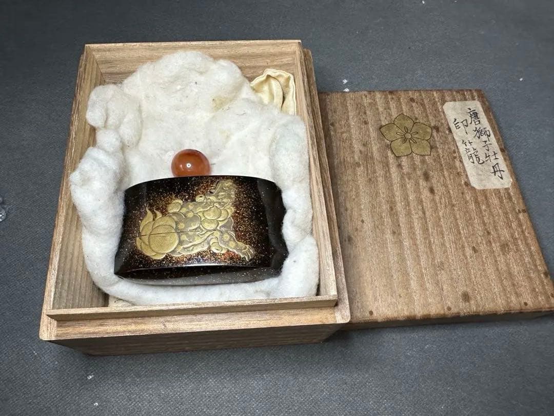 印籠　漆器　唐獅子牡丹　重箱 金色浮彫古美術品　骨董　アンティーク　彫刻 工芸品