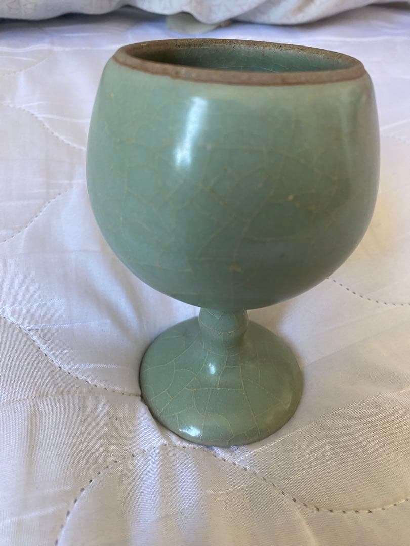 宋代青瓷高足杯、淡い緑色の脚付きカップ