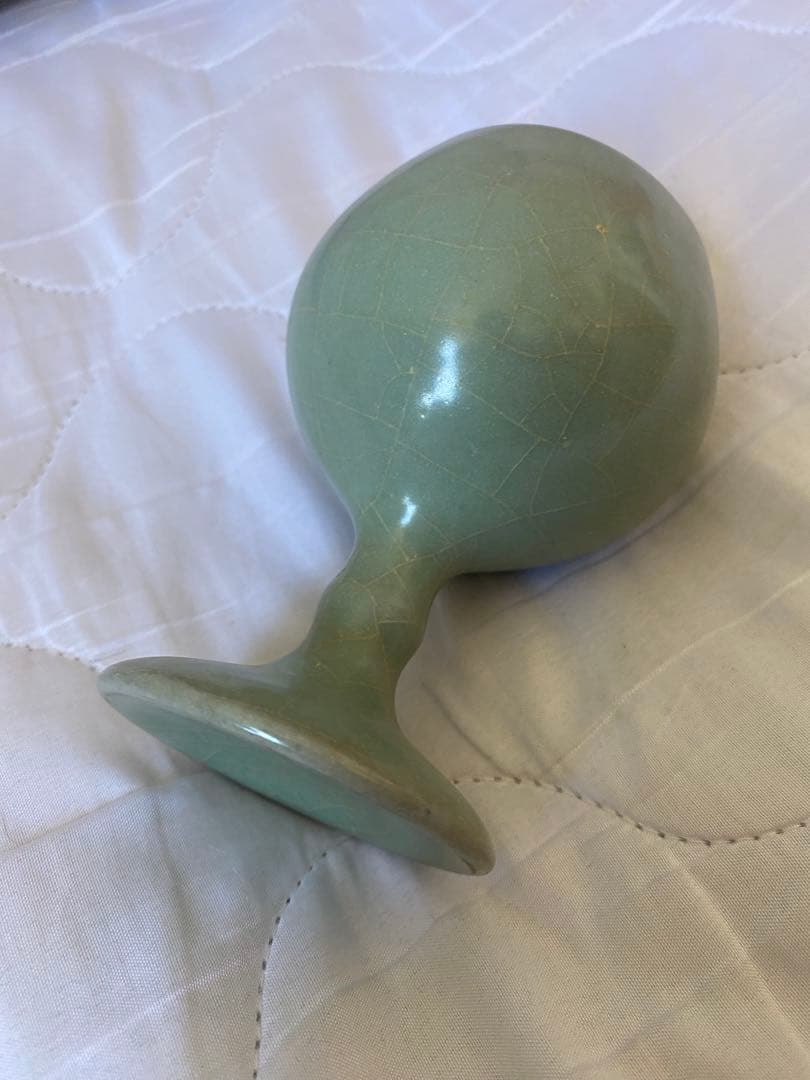 宋代青瓷高足杯、淡い緑色の脚付きカップ