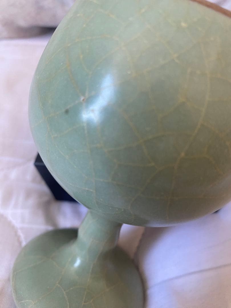 宋代青瓷高足杯、淡い緑色の脚付きカップ