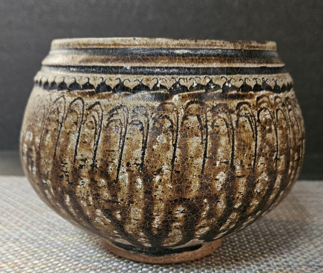 17～18世紀　東南アジア古陶磁器　安南　宋胡録　鉄釉　陰刻連弁文　ハート文　壺