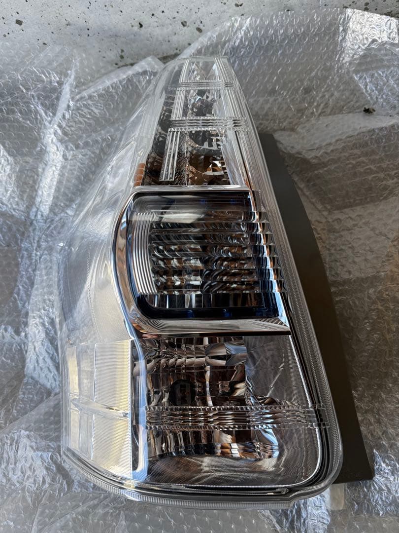 40系プリウスα前期　テールランプ左右セット寒冷地仕様