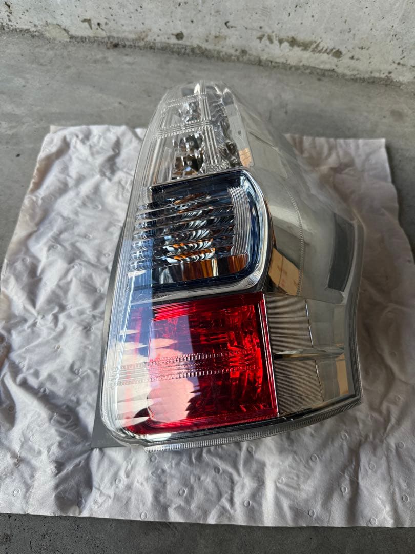 40系プリウスα前期　テールランプ左右セット寒冷地仕様
