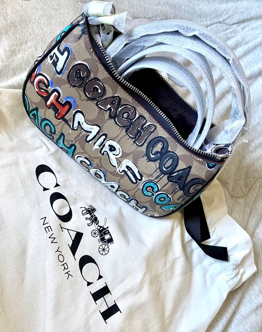 COACH グラフィティショルダーバッグ