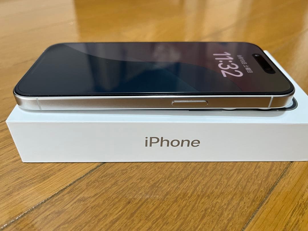 iPhone 15 Pro 本体　新品ガラスフィルム付