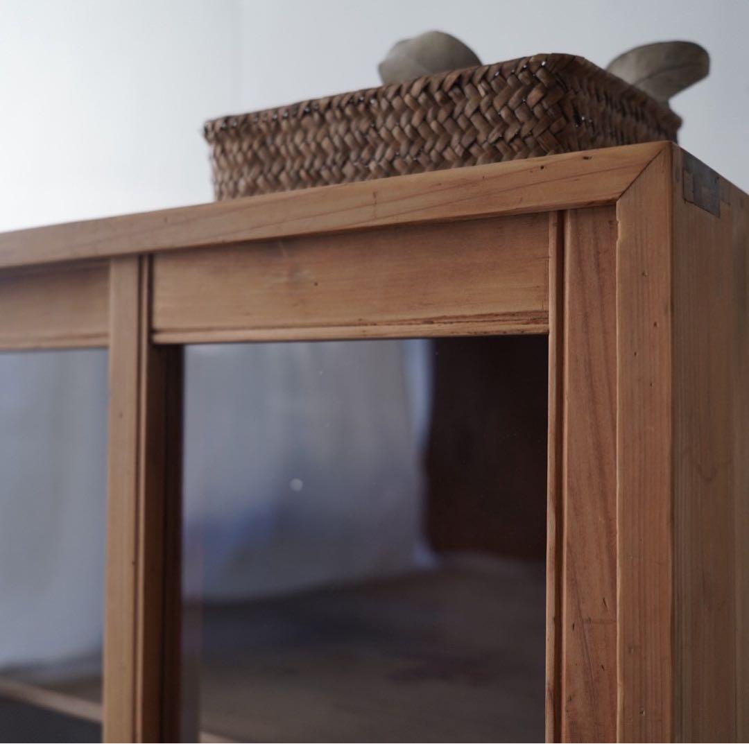 古いガラス戸棚