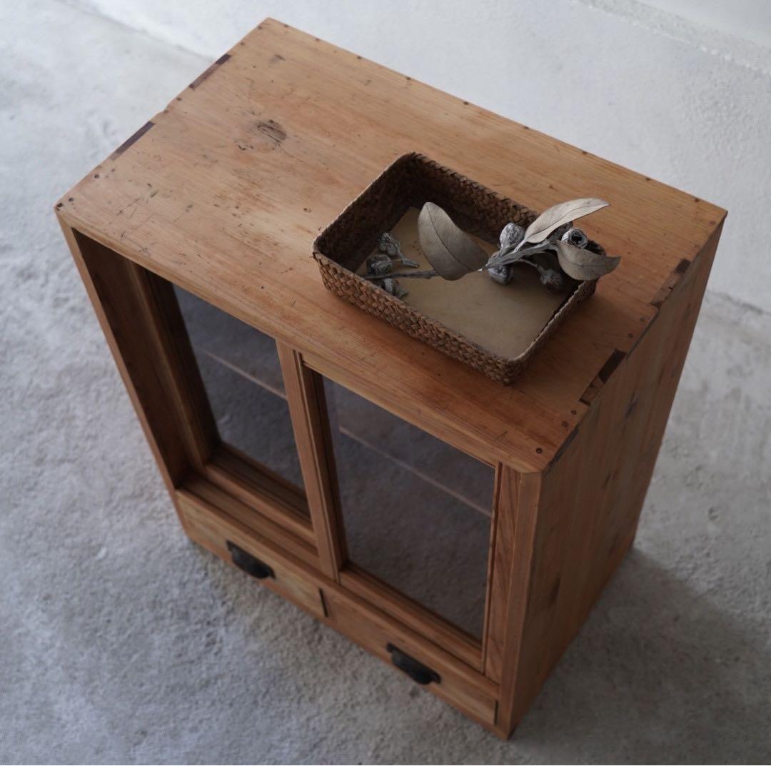 古いガラス戸棚