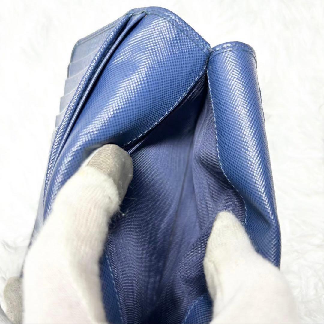 ✨美品✨ プラダ 二つ折り 財布 ゴールドロゴ サフィアーノ レザー ブルー 青