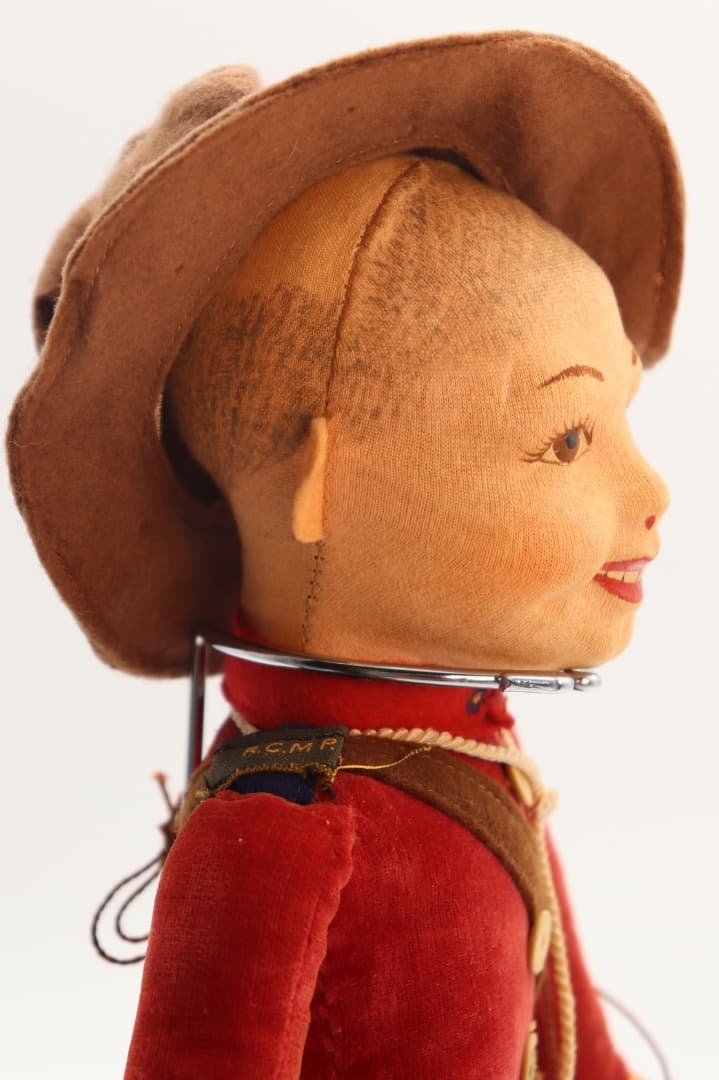 ビンテージ、ノラ・ウィリングス カナダ警察の赤い制服の布製人形 35cm