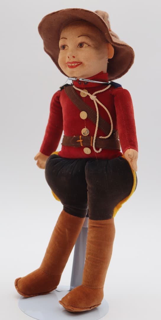 ビンテージ、ノラ・ウィリングス カナダ警察の赤い制服の布製人形 35cm