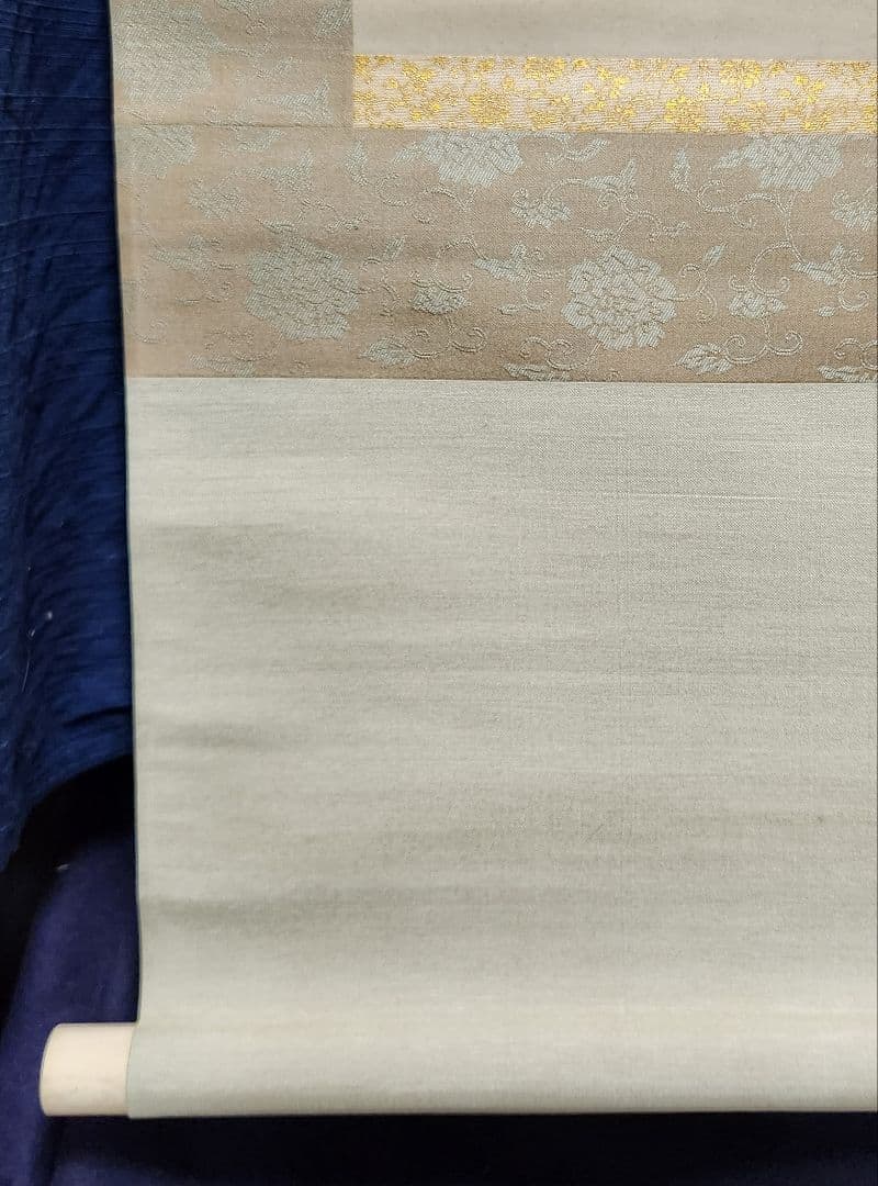 【富貴草図】戸田北遥 2607 牡丹に蜂 共箱　掛け軸　肉筆