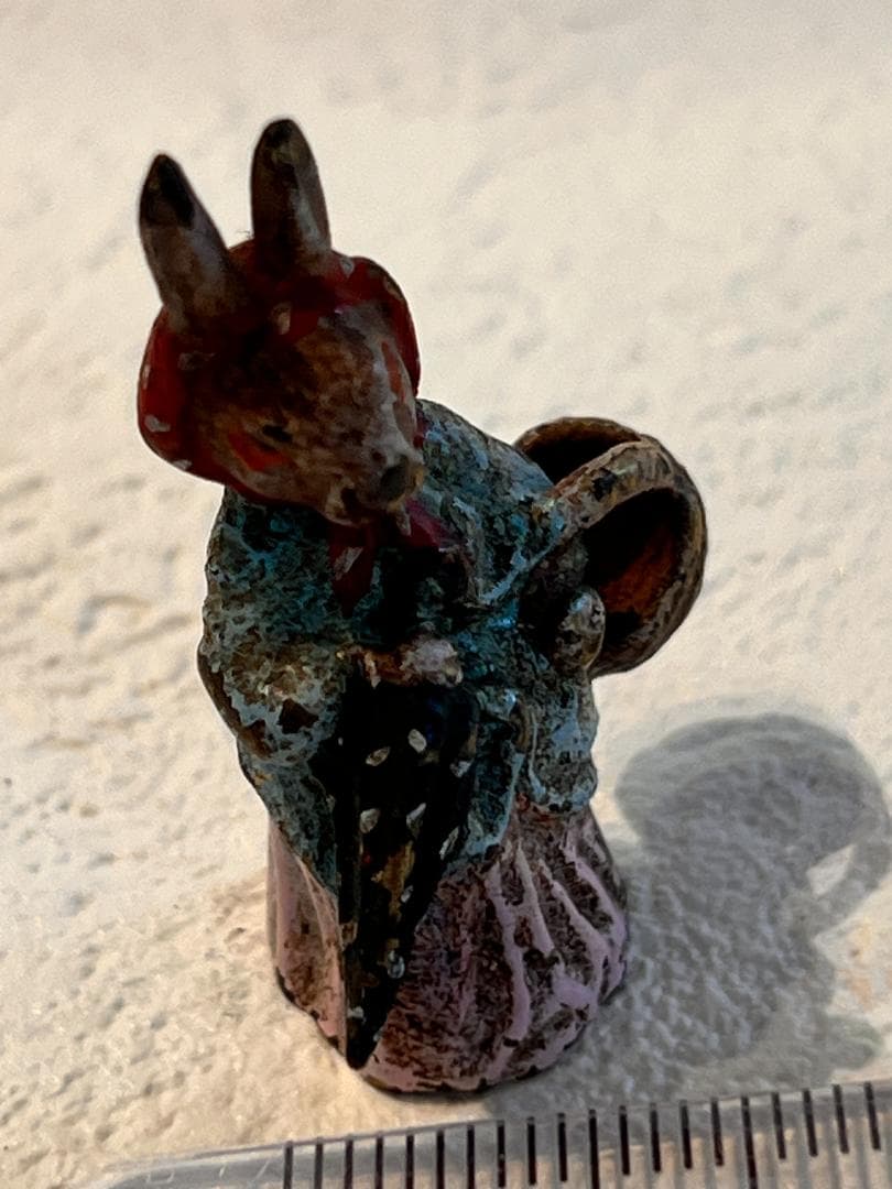 ビエナブロンズ　ミニチュアのフィギュア　　赤ずきんちゃんに化けたおおかみ