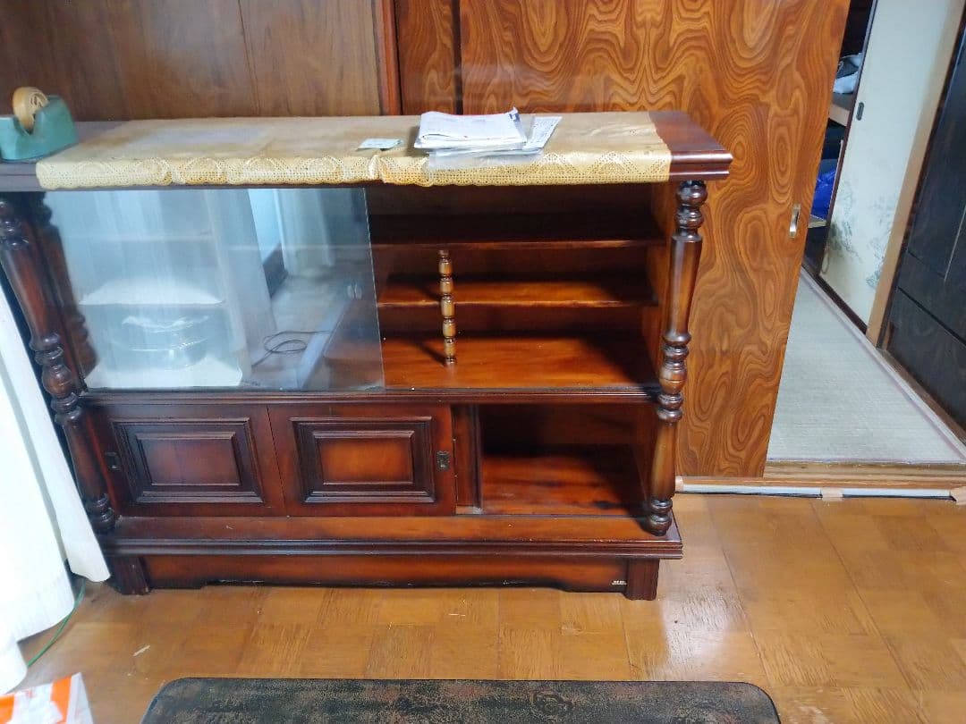 木製キャビネット ガラス扉付き