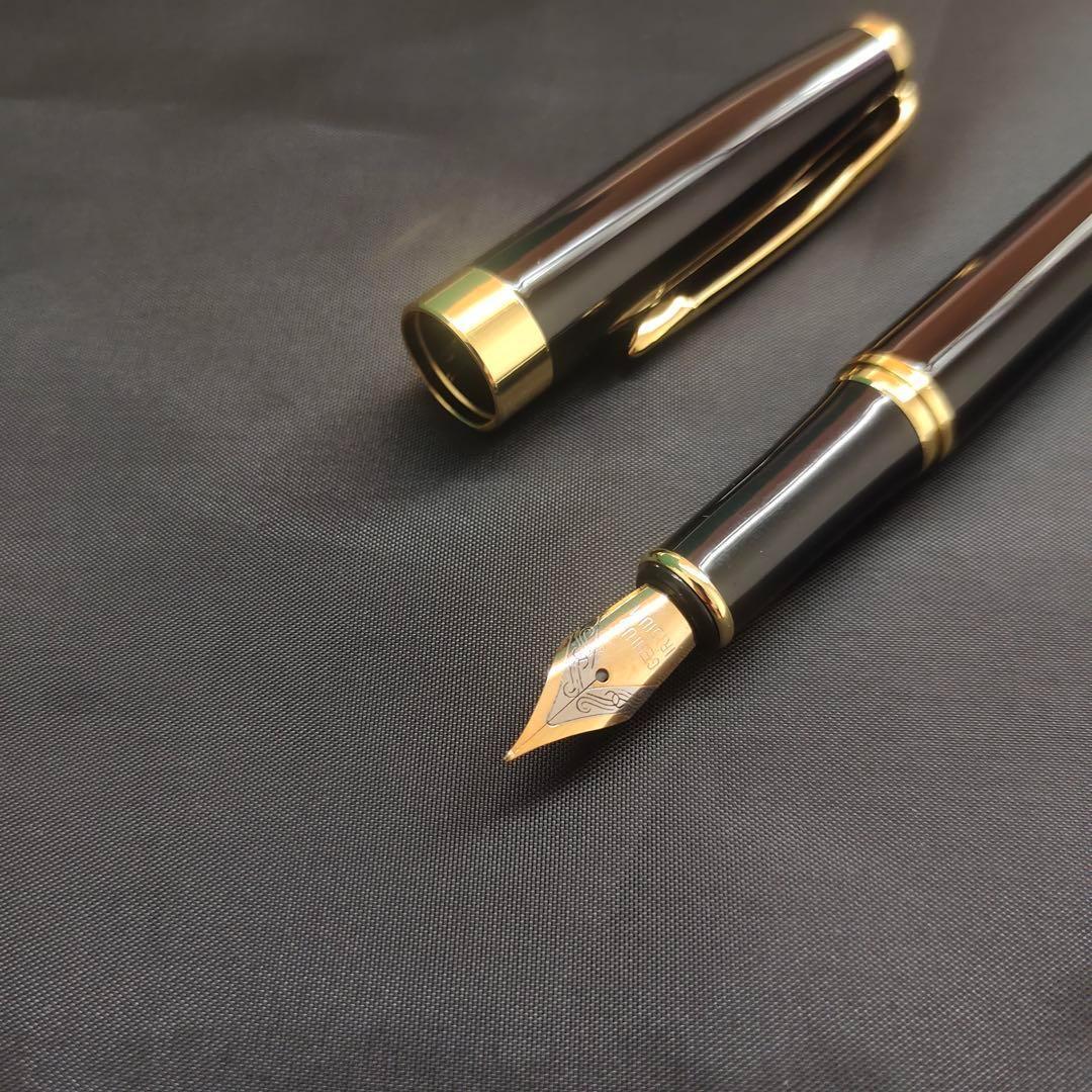 @黒い万年筆 金メッキ装飾