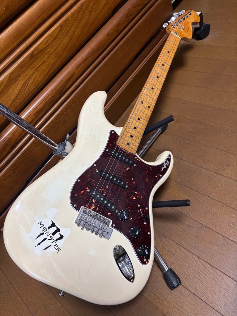 エレキ　ストラスト