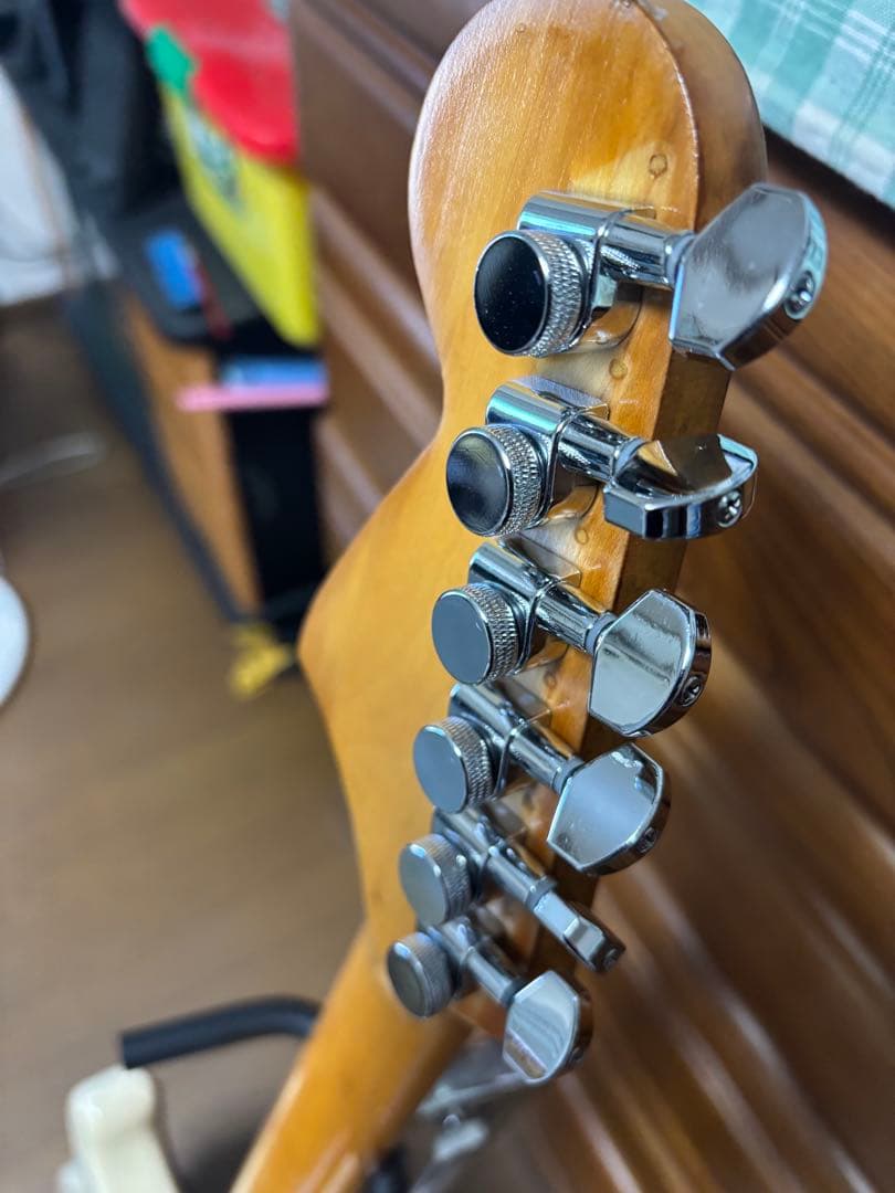 エレキ　ストラスト