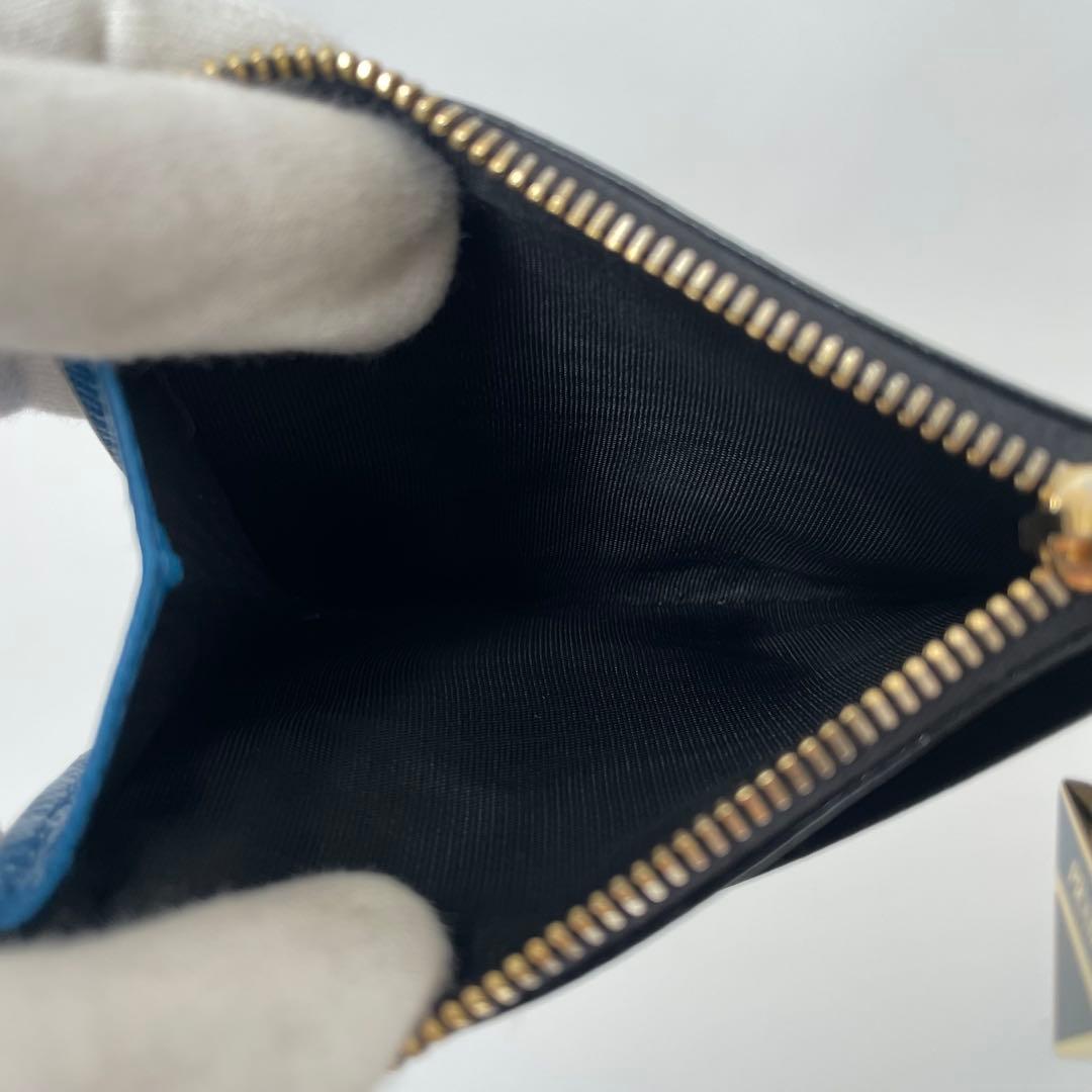 【極美品】プラダ 小銭入れ トライアングル ロゴチャーム サフィアーノレザー