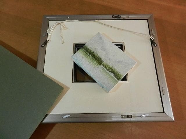 刺繍絵画「水辺の風景」（額（絵）縦３０．５㌢×横３３㌢（９．５×１２．５））