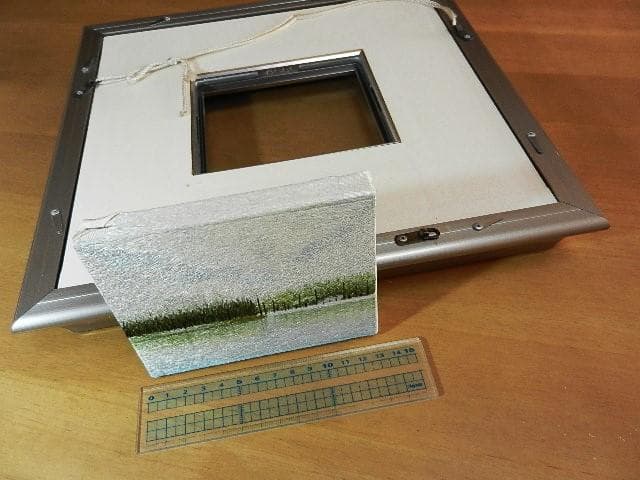 刺繍絵画「水辺の風景」（額（絵）縦３０．５㌢×横３３㌢（９．５×１２．５））