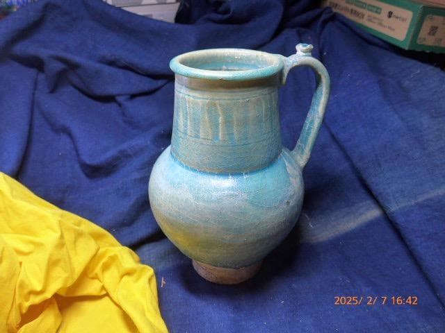 古いものです。ペルシャ 青釉手付壺 形と色の良い壺です