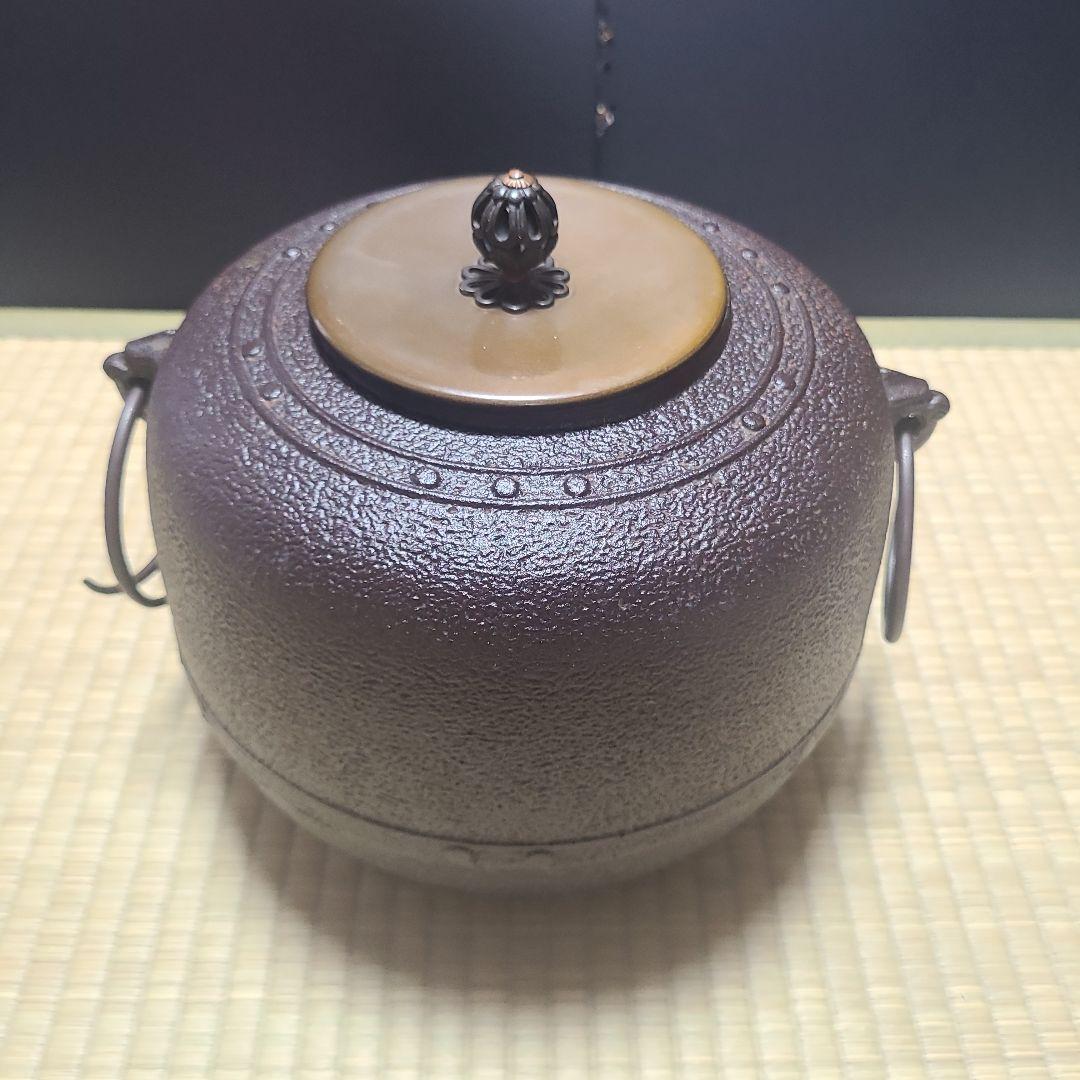 菊池政光造　在銘　万代屋釜　摺座　風炉用　鬼面環　釜環付　供箱なし　代用桐箱入り