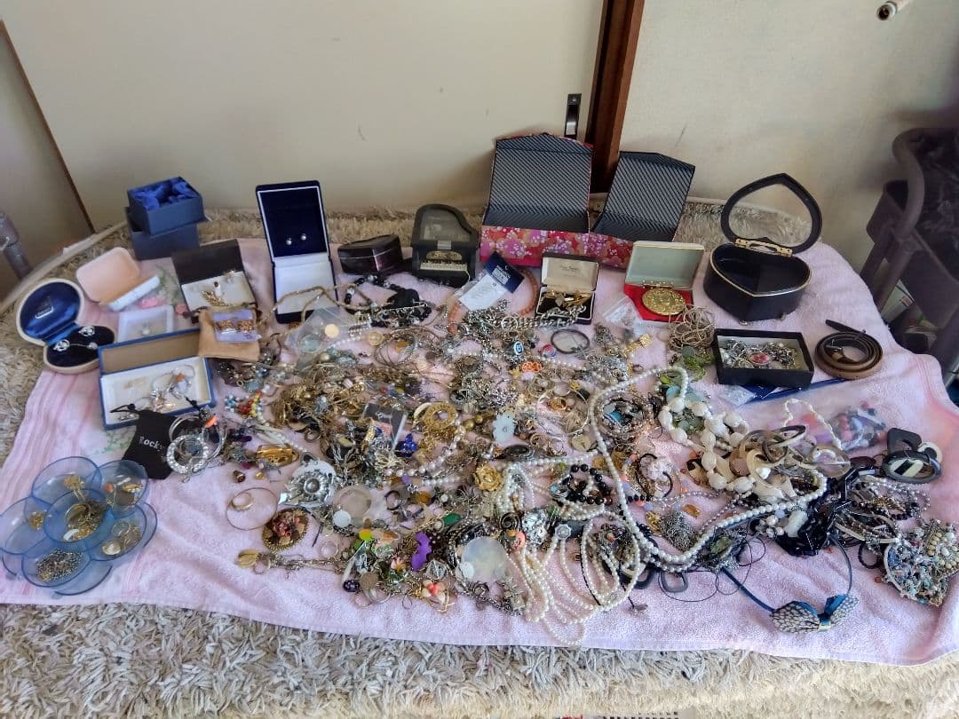 アクセサリー　まとめ売り 約４Kg 以上ジャンク品