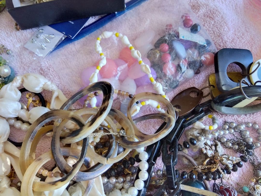 アクセサリー　まとめ売り 約４Kg 以上ジャンク品