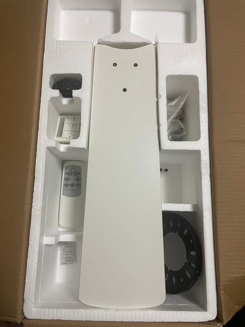 LOWYA ラスボルタ4灯　シーリングファンライトWH/NA LED電球４つ付き