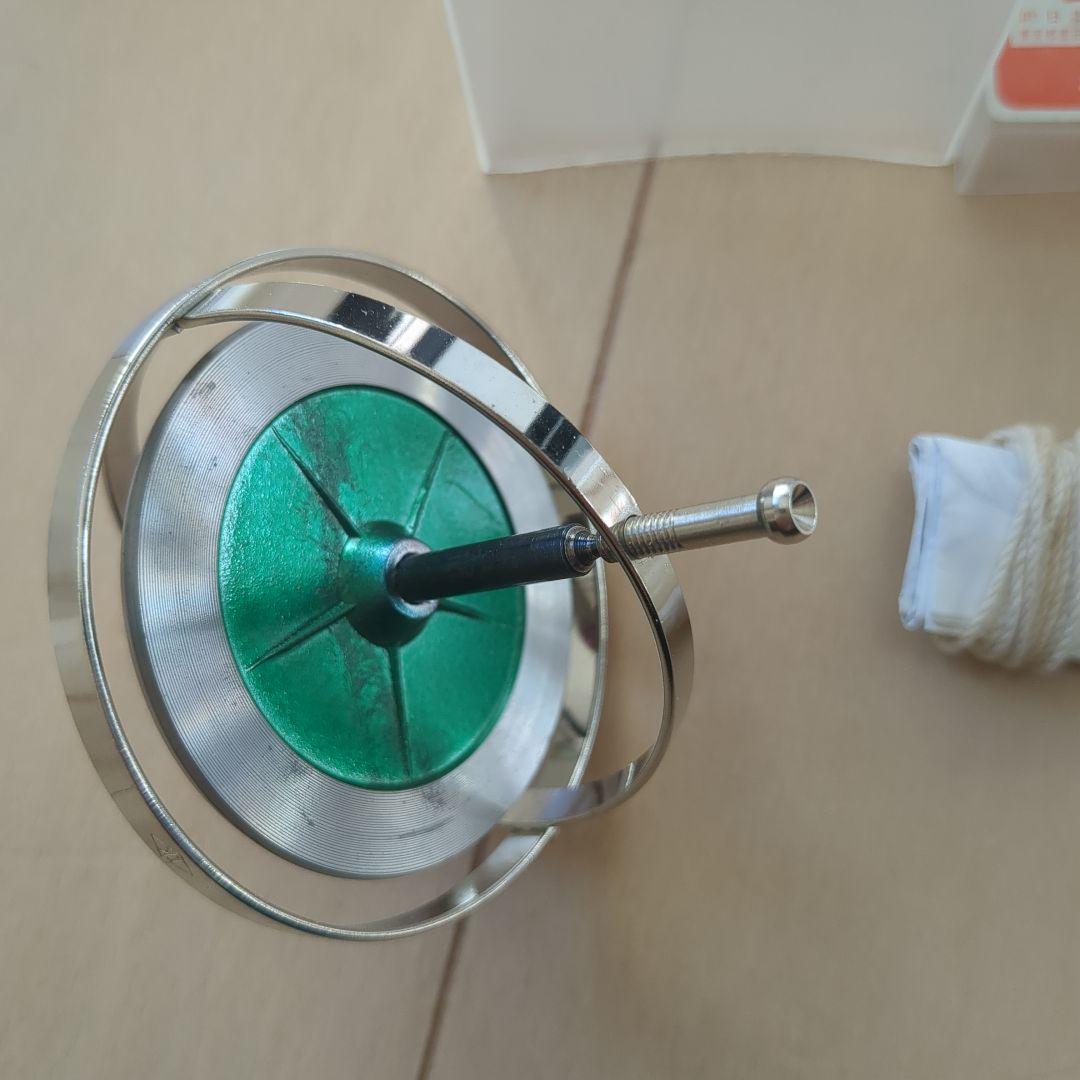 地球ゴマ No.A 緑と赤　タイガー商会　コマの純正回転台あり