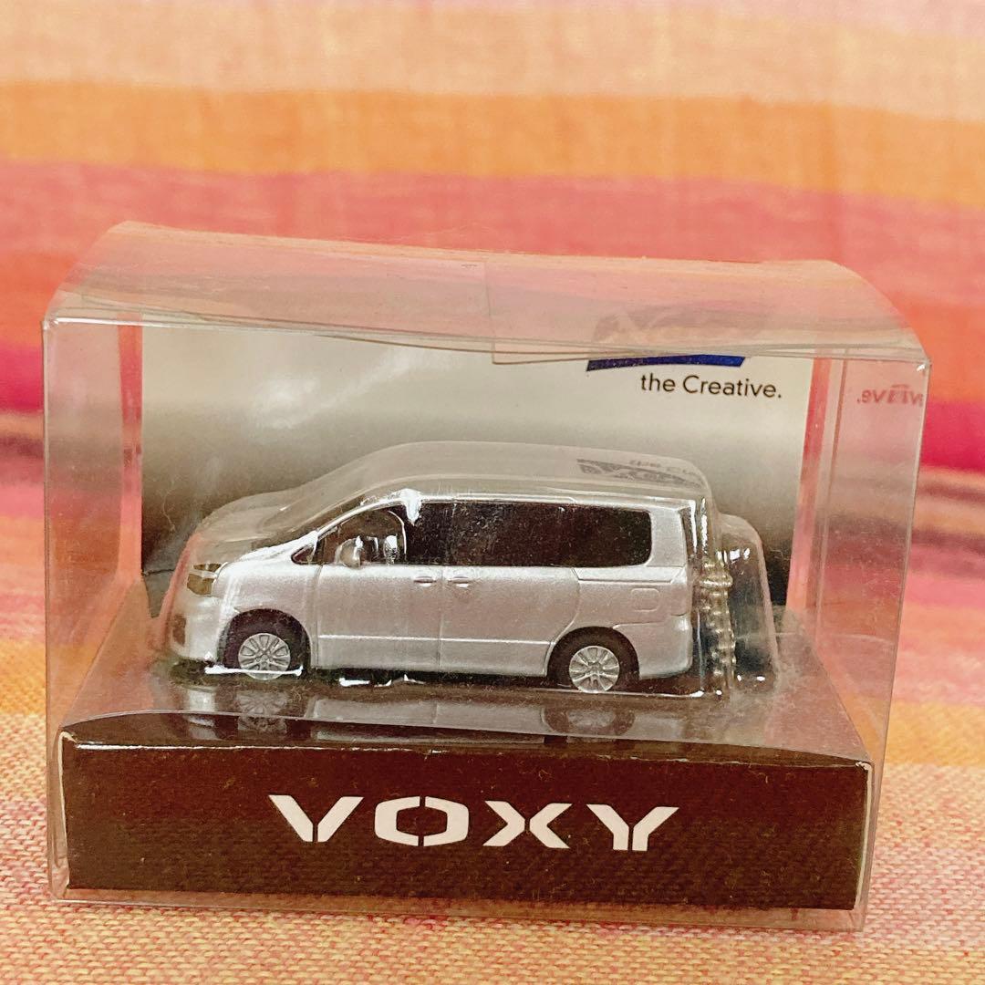 VOXY プルバックカー　LEDキーホルダー　ミニカー